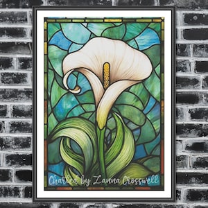 Può includere: Un'opera d'arte in vetro colorato incorniciata con un giglio bianco con uno spadice giallo, su uno sfondo di vetro blu e verde. L'opera d'arte è incorniciata in nero e include il testo "Charted by Zanna Crosswell".