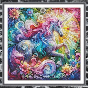 Può includere: Un'illustrazione colorata in stile vetrata di un unicorno con criniera e coda arcobaleno. L'unicorno è circondato da fiori e da un motivo circolare a vetrata.
