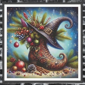 Pode incluir: Uma ilustração fantasiosa de um chapéu e bota de bruxa, adornados com decorações festivas. O chapéu é escuro com uma fivela, e a bota é intrincadamente padronizada. Enfeites, bagas e ramos de pinheiro completam a obra de arte com tema de feriado.