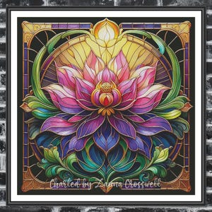 Può includere: Un design in vetro colorato di un fiore di loto con una cornice dorata. Il fiore è circondato da foglie verdi e ha una gamma di colori viola, rosa e blu. Il testo "Charted by Laura Crosswell" è nella parte inferiore dell'immagine.