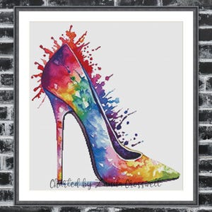 Peut inclure: Impression aquarelle d'un escarpin multicolore. Des éclaboussures de peinture s'étendent du haut de la chaussure. Le texte "Charted by Zanna Crosswell" est au bas de l'image.