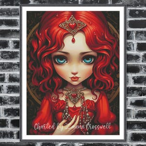 以下が含まれることがあります： 赤い髪と青い目の若い女性の様式化されたイラストが描かれた額入りのプリント。彼女は赤いドレスと装飾的なジュエリーを身に着けています。「Charted by Zanna Crosswell」の文字が下部にあります。