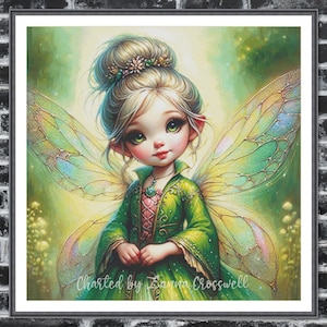 Può includere: Illustrazione incorniciata di una fata con occhi verdi, capelli biondi e grandi ali dettagliate. La fata indossa un vestito verde con accenti rosa e una corona floreale. Il testo "Charted by Sanna Crosswell" è visibile in basso.