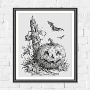 Puede incluir: Un patrón de punto de cruz en blanco y negro que muestra una calabaza tallada como linterna, un poste de madera desgastado con enredaderas y dos murciélagos volando. El diseño incluye el texto Created by Dawn Rosell en la parte inferior central.