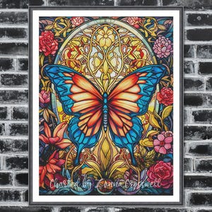 Può includere: Un'opera d'arte incorniciata in stile vetrata raffigurante una grande farfalla con ali blu, arancioni e rosse. La farfalla è circondata da fiori e foglie colorate. L'opera d'arte ha uno sfondo decorativo e il testo "Charted by Zanna Crosswell".