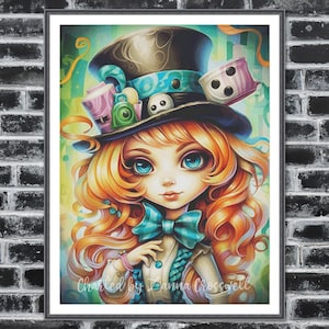 Peut inclure: Illustration encadrée d'une jeune fille aux cheveux roux et aux yeux bleus, portant un chapeau haut de forme orné d'objets fantaisistes. Elle porte un nœud papillon bleu et une tenue blanche et bleue. L'œuvre est sur un fond vibrant.