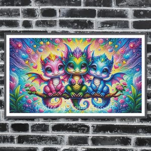 Puede incluir: Tres dragones de dibujos animados coloridos con ojos grandes y alas. Los dragones son rosa, verde y azul y están sentados en una rama con flores y corazones en el fondo.