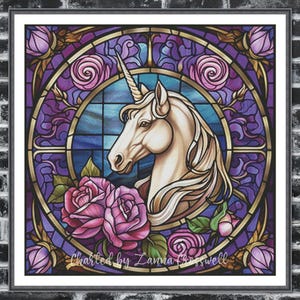 Può includere: Un design di vetrata incorniciato con un unicorno bianco con un corno dorato e una criniera fluente, circondato da rose rosa e dettagli floreali viola. Il design è ambientato su uno sfondo blu e viola, con il testo "Charted by Lanna Crosswell".