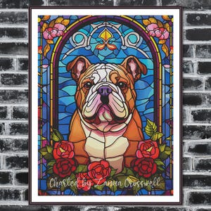 Può includere: Un'opera d'arte incorniciata in stile vetrata raffigurante un bulldog. Il cane è marrone, bianco e beige, su uno sfondo blu. Rose rosse e fiori rosa circondano il cane. Il testo "Charted by Zanna Crosswell" è in basso.