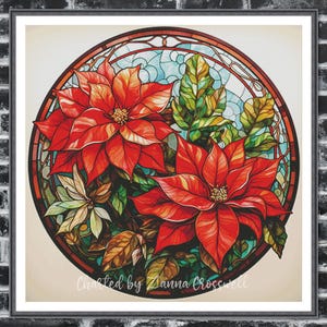Può includere: Un'opera d'arte in vetrata incorniciata con due vivaci stelle di Natale rosse con foglie verdi e gialle. Lo sfondo è azzurro chiaro, il tutto all'interno di una cornice circolare. Firmato "Created by Danna Crosswell".
