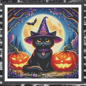 Könnte beinhalten: Gerahmtes Halloween-Kunstwerk mit einer schwarzen Katze mit lila Hexenhut und Halsband, flankiert von zwei geschnitzten Kürbissen. Ein Vollmond und eine Fledermaus sind im Hintergrund. Die Szene spielt in einem Wald mit lila und blauen Farbtönen.