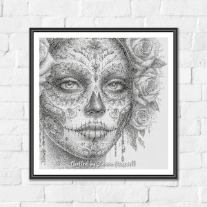 Puede incluir: Obra de arte enmarcada en blanco y negro que presenta una detallada ilustración de una calavera de azúcar. La calavera está adornada con intrincados patrones y elementos florales, incluyendo rosas. La obra está sobre un fondo blanco.