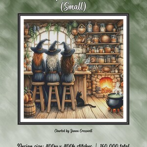K&ouml;nnte beinhalten: Kreuzstichmuster f&uuml;r "The Spell Sisters" mit drei Hexen in einer K&uuml;che mit Kamin, Kessel und Regalen voller Gl&auml;ser. Das Muster ist 400 Stiche breit und 400 Stiche hoch, mit insgesamt 160.000 Stichen und 100 DMC-Farben.