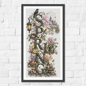 Puede incluir: Un patrón de punto de cruz enmarcado verticalmente con la palabra SPRING en letras grandes y texturizadas entrelazadas con flores rosas, un pájaro negro, un farol, un nido con huevos azules, un conejo, setas y un castillo lejano.