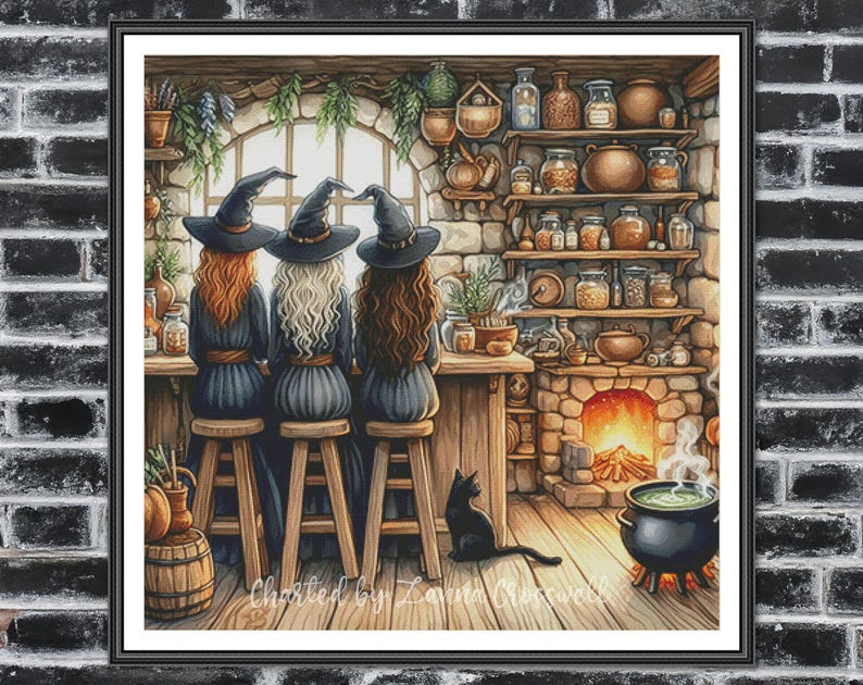 K&ouml;nnte beinhalten: Drei Hexen in schwarzen spitzen H&uuml;ten und langen Kleidern sitzen an einer Theke in einer K&uuml;che mit einem Kamin und Regalen voller Gl&auml;ser und Flaschen. Eine schwarze Katze sitzt auf dem Boden. Der Text "Charted by Zarina Crosswell" befindet sich am unteren Rand des Bildes.