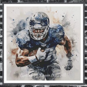 Può includere: Dipinto ad acquerello di un giocatore di football americano in uniforme blu, casco e protezioni, che corre con la palla. L'opera d'arte ha un effetto di vernice schizzata con il testo "Charted by Lanna Crosswell".