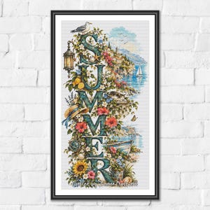 Könnte beinhalten: Ein gerahmtes Kreuzstichmuster mit dem Wort SUMMER in großen, dunkel-türkisfarbenen Buchstaben, durchwoben mit bunten Blumen, einer Laterne, einem Strohhut, Zitronen, einem Segelboot auf blauem Wasser und einer Möwe auf weißem Grund.