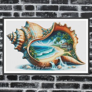 Op de afbeelding: Een ingelijste kunstdruk met een zeeschelp met een strandscène erin. De schelp is gekleurd in bruin-, oranje- en blauwtinten. De binnenkant toont een strand, een huis, palmbomen en golven. De tekst "Charted by Lanna Crowell" is zichtbaar.