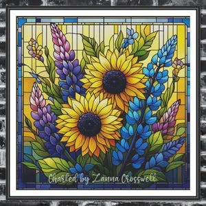 Può includere: Un'opera d'arte in vetro colorato incorniciata con girasoli e lupini nei toni del giallo, blu, viola e verde. L'opera ha un bordo nero e il testo "Charted by Zanna Crosswell" in basso.