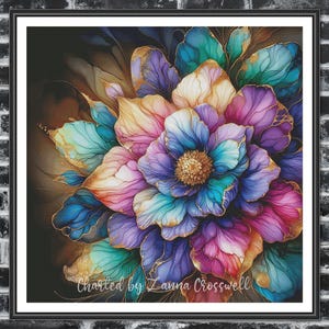 Può includere: Primo piano di un grande fiore colorato con petali in tonalità di viola, blu, rosa e oro. Il fiore è dipinto in uno stile realistico con dettagli intricati. Lo sfondo è scuro e sfocato.