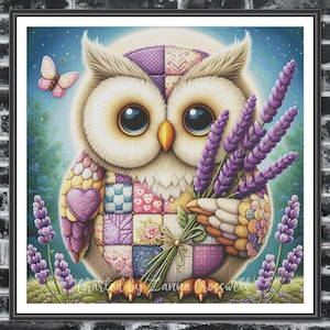 Może przedstawiać: Sowa w patchworku z sercem na skrzydle trzyma bukiet lawendy. Sowa jest otoczona przez rośliny lawendy, a nad nią lata motyl. Tekst "Charted by Zanna Crosswell" znajduje się na dole obrazu.