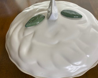Ricetta per porta dessert con piatto per torta in ceramica ricoperto di custode della torta di meringa al limone vintage