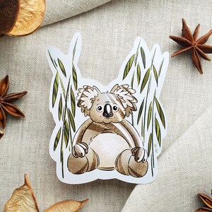 Autocollant koala adorable sur fond d'eucalyptus, sticker animal cute, décoration enfant, gourde, ordinateur, anniversaire, loisirs créatifs