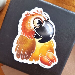 Vinilo adhesivo de pájaro loro de colores brillantes sobre un fondo claro, adhesivo decorativo de animales para portátil, botella de agua, smartphone, ordenador...