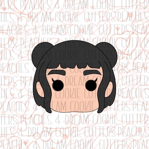 Può includere: Tagliapasta a forma di viso di cartone animato con capelli neri raccolti in due chignon. Il viso è color pesca chiaro con grandi occhi neri e sopracciglia nere. Ideale per la cottura di biscotti.