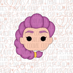 Può includere: Un tagliabiscotti a forma di viso di un personaggio dei cartoni animati. Presenta grandi occhi neri, capelli viola e un accessorio per capelli dorato. Questo tagliabiscotti è progettato per cuocere biscotti.