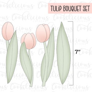 Puede incluir: Un conjunto de cinco cortadores de galletas para hacer ramos de tulipanes. Los cortadores tienen 17,8 cm de alto y presentan una tulipa rosa, hojas verdes y un tallo.  TULIP BOUQUET SET está escrito en la imagen.