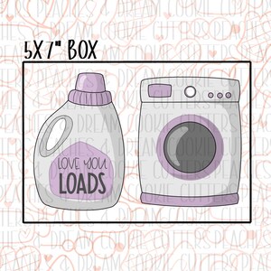 Pode incluir: Um conjunto de cortadores de biscoitos de 12,7 x 17,8 cm com uma máquina de lavar e uma garrafa de detergente para roupa. A garrafa de detergente tem o texto "Love You Loads".