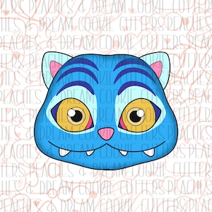 Può includere: Tagliapasta a forma di gatto blu con un design a cartone animato. Il gatto ha grandi occhi gialli con accenti rosa, strisce blu e un naso rosa. La bocca sorride e ha due piccole zanne.