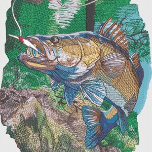 Könnte beinhalten: Gesticktes Bild eines Fisches mit einem Köder im Maul, vor dem Hintergrund von grünem Laub und einem blauen Wasserelement. Der Fisch ist hauptsächlich braun und blau, mit detaillierten Stichen.
