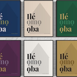 Puede incluir: Seis pósters imprimibles con un diseño minimalista que presenta una forma de casa y el texto "Ilé ọmọ oba" en una fuente sans-serif en negrita. Los pósters son de varios colores, incluyendo azul, beige, verde, morado, blanco y dorado.