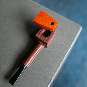 Hölzerne Pfeife mit orangem Deckel
