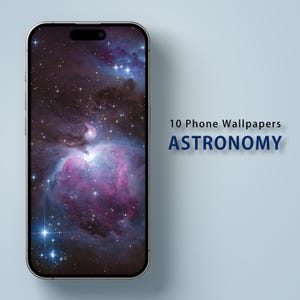 Könnte beinhalten: Ein Telefonbildschirm zeigt eine Nebelwolke in Lila- und Rosatönen, umgeben von einem Sternenfeld. Der Text "10 Phone Wallpapers ASTRONOMY" wird auf der rechten Seite des Bildschirms angezeigt.