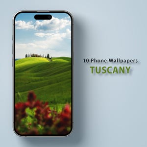 Könnte beinhalten: Ein Smartphone zeigt eine toskanische Landschaft mit grünen Hügeln, einer Villa und einem blauen Himmel mit Wolken. Das Telefon hat einen silbernen Rahmen. Auf der rechten Seite steht "10 Phone Wallpapers TUSCANY".