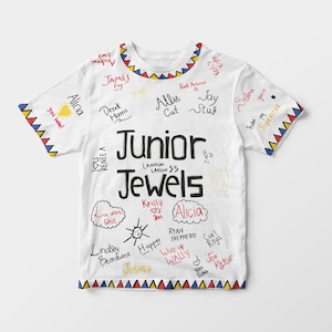 Peut inclure: T-shirt blanc avec une bordure colorée et une variété de noms et de messages écrits à la main, dont "Junior Jewels", "Landon Larson 55", "Allie Cat", "Jay Stud", "Kristy", "Alicia", "Ryan Shepherd", "Wuz up Wally", "Joe Kirkus", et "You're my Superstar".