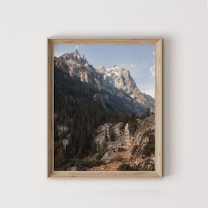 Kargt bergslandskap, naturfotografi, vildmarksaffisch, heminredning i Montana, skogsklädda bergskedja, primitiv landskapskonst