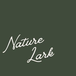 Peut inclure: Texte blanc sur fond vert fonc&eacute;&nbsp;: &laquo;&nbsp;Nature Lark&nbsp;&raquo;.