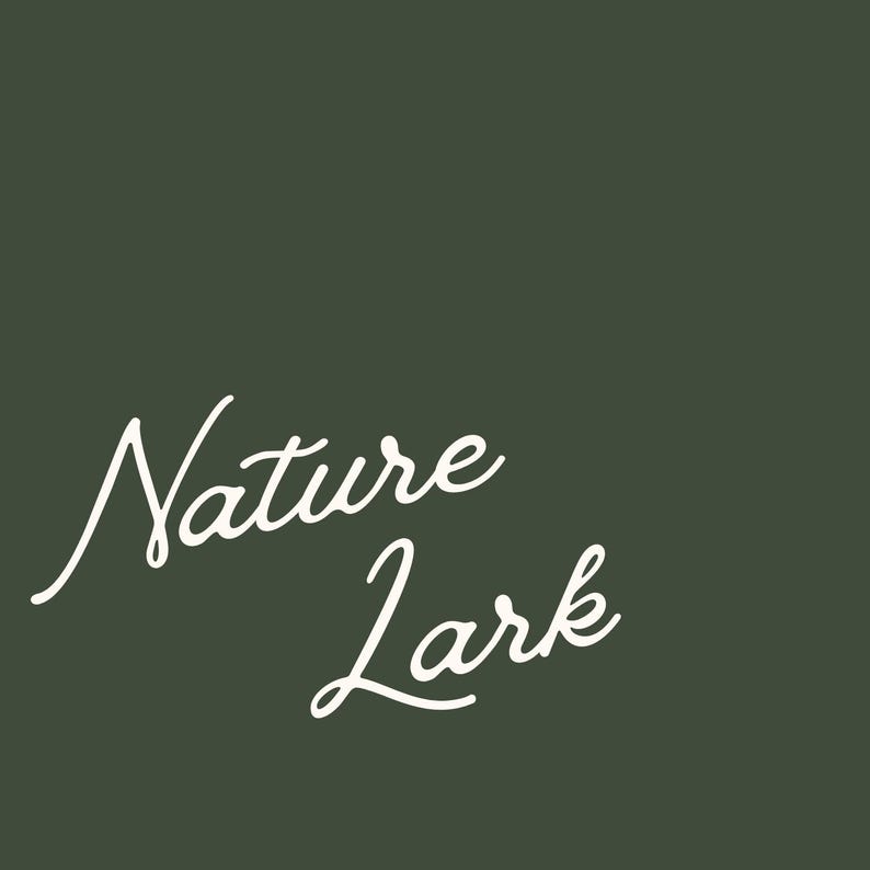 Peut inclure: Texte blanc sur fond vert fonc&eacute;&nbsp;: &laquo;&nbsp;Nature Lark&nbsp;&raquo;.