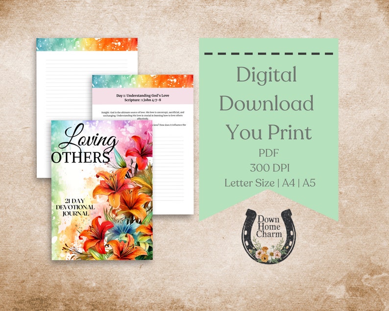 K&ouml;nnte beinhalten: Ein druckbares 21-Tage-Andachtsbuch mit einem Aquarellhintergrund mit orangefarbenen Lilien. Der Umschlag tr&auml;gt die Aufschrift "Loving Others" und "21 Day Devotional Journal". Der Text "Digitaler Download Sie drucken" befindet sich auf einem gr&uuml;nen Hintergrund mit einem Hufeisen-Logo.