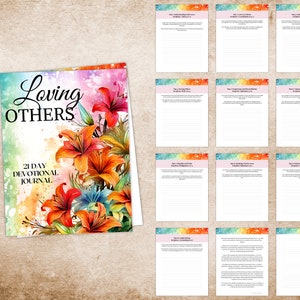 K&ouml;nnte beinhalten: Ein 21-t&auml;giges Gebets- und Meditationsbuch mit dem Titel "Loving Others" mit einem Aquarellhintergrund mit bunten Blumen. Das Buch soll Ihnen helfen, in Ihrer Liebe zu anderen zu wachsen.