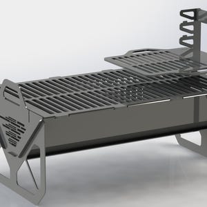 Può includere: Una griglia portatile rettangolare color argento con una griglia e una griglia scaldavivande. La griglia ha un design robusto e angolare con gambe per la stabilità. La griglia scaldavivande è posizionata sopra la superficie principale di cottura.