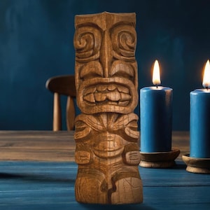 Tiki-standbeeld Hawaiiaanse tiki-god houtsnijwerk Hawaiiaans houten tiki-standbeeld God van geluk en geluk Hawaiiaanse tiki-god sculptuur Hawaiiaans decor