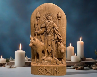 Puede incluir: Una talla de madera del dios nórdico Odín, de pie con sus dos lobos, Geri y Freki, a su lado. La talla está en una placa de madera con las runas de Odín en la parte inferior.