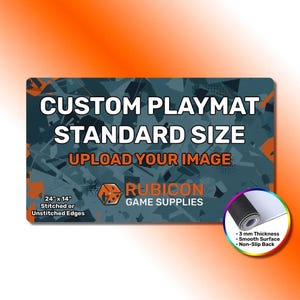 Può includere: Un tappetino da gioco rettangolare personalizzato con un motivo geometrico blu scuro e arancione. Il testo recita CUSTOM PLAYMAT STANDARD SIZE, UPLOAD YOUR IMAGE e RUBICON GAME SUPPLIES. Include dimensioni di 24x14 pollici e 3 mm di spessore.