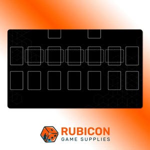 Peut inclure: Un tapis de jeu rectangulaire noir avec une grille blanche de zones rectangulaires pour le placement des cartes. La surface présente un motif géométrique hexagonal subtil. Sous le tapis se trouve le logo Rubicon Game Supplies avec un dé.