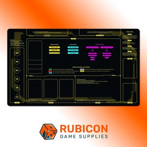 Op de afbeelding: Zwart en gele Rubicon Game Supplies speelmat met een gedetailleerde lay-out voor kaartspellen. De mat heeft gemarkeerde zones voor verschillende spelfasen. Het Rubicon-logo staat onderaan.